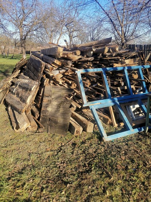 Vând lemn din demolări