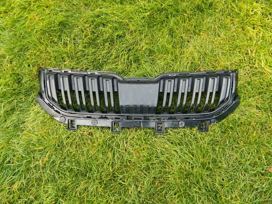 Grila centrala cu distronic Skoda Karoq 2018-2021 cod 57A853653B
