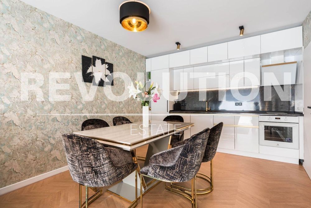 Дава се под наем Тристаен апартамент в Варна, Център - 100 кв.м за 1000 € - Снимка #1