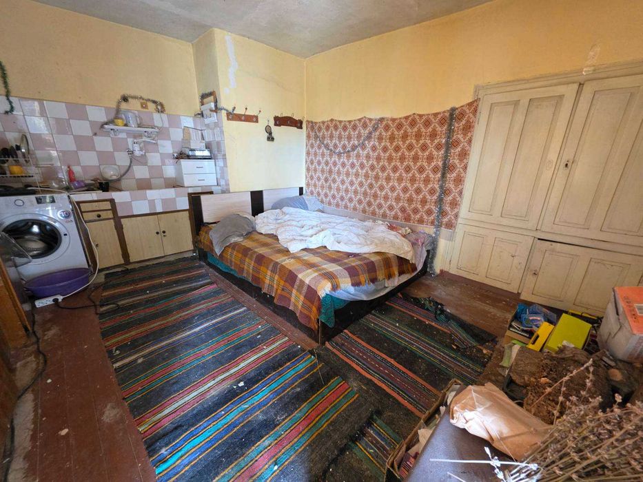 Къща с двор 1100 кв.м., лятна кухня и навес за автомобил в с. Дъбово