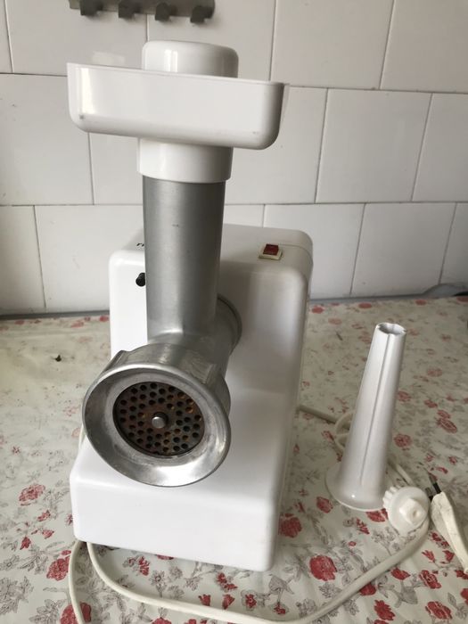 Masina electrica de macinat carne si de facut carnati.