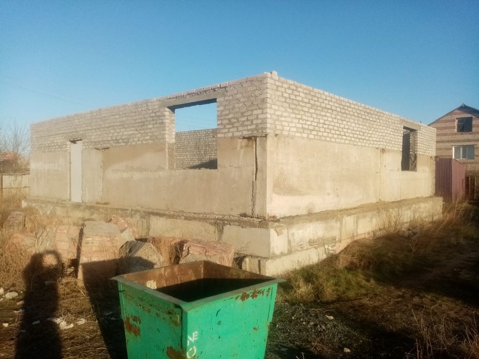 Продам дом не достройна  за 2 поликлиники