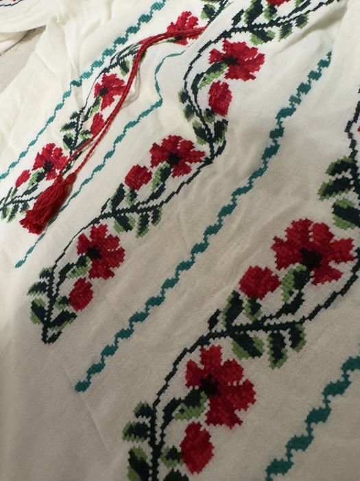 Costum traditional/popular cusut manual