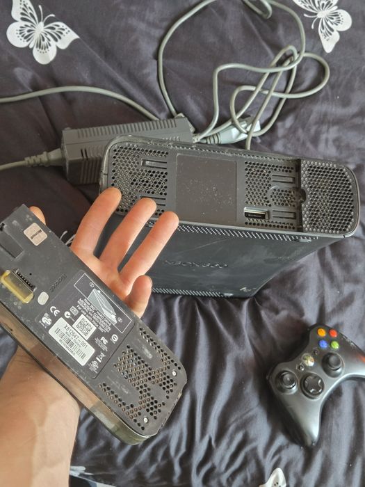 Vând Xbox 360 cu doua manete
