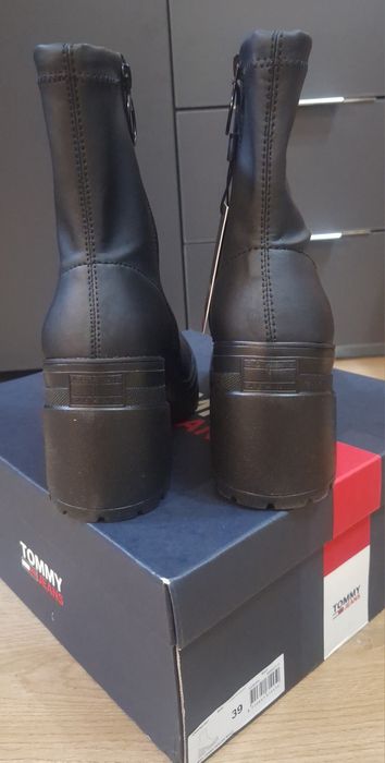 Tommy Hilfiger нови черни боти