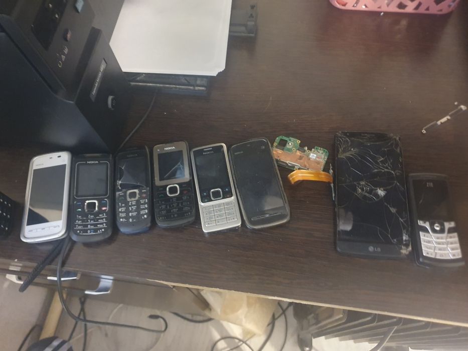 Продам телефоны на запчасти