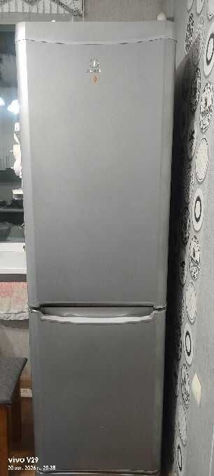 Продам рабочий холодильник Indesit ,