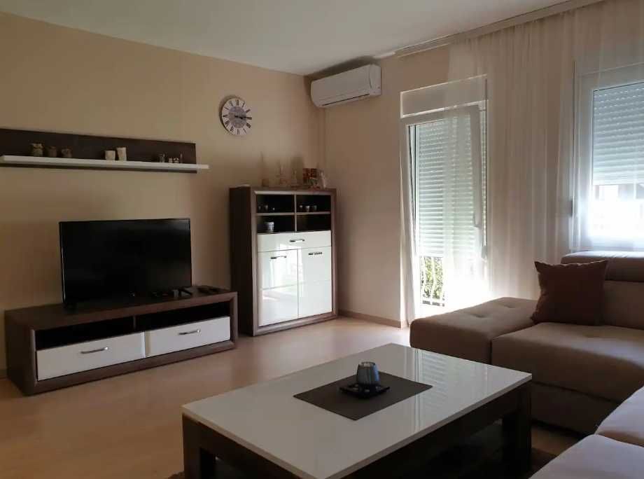 Дава се под наем Тристаен апартамент в Пловдив, Остромила - 87 кв.м за 270.3 € - Снимка #1