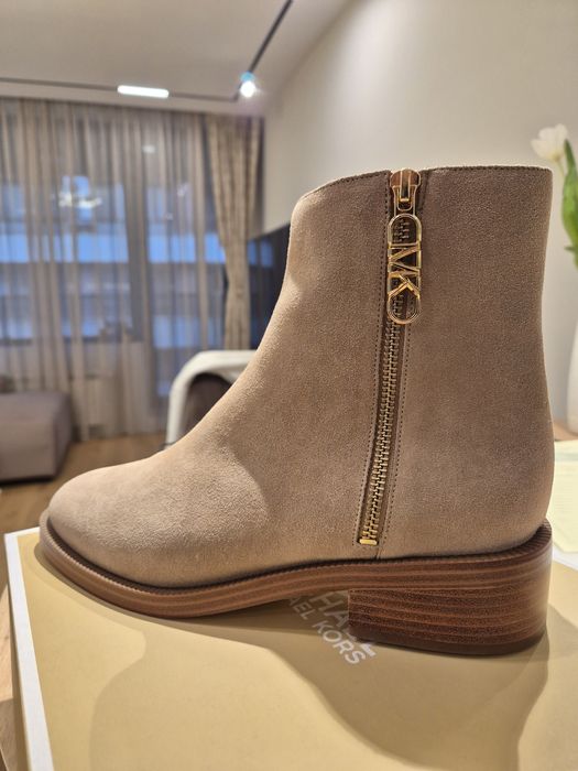 Боти  Michael Kors 40 номер, чисто нови
Regan Suede Ankle Boot