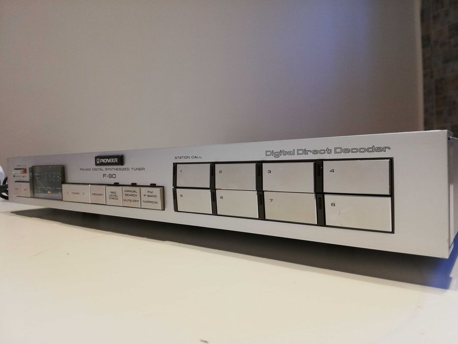 Tuner/Radio PIONEER model F-90 - FM Stereo/AM -Made in Japan/Impecabil
