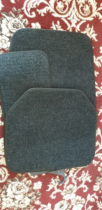 Коврик универсал для любого легковой автомобиля.  Polik sotiladi .