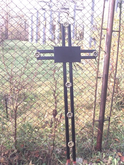 Grilaje metalice imprejmuire mormant+cruci metalice