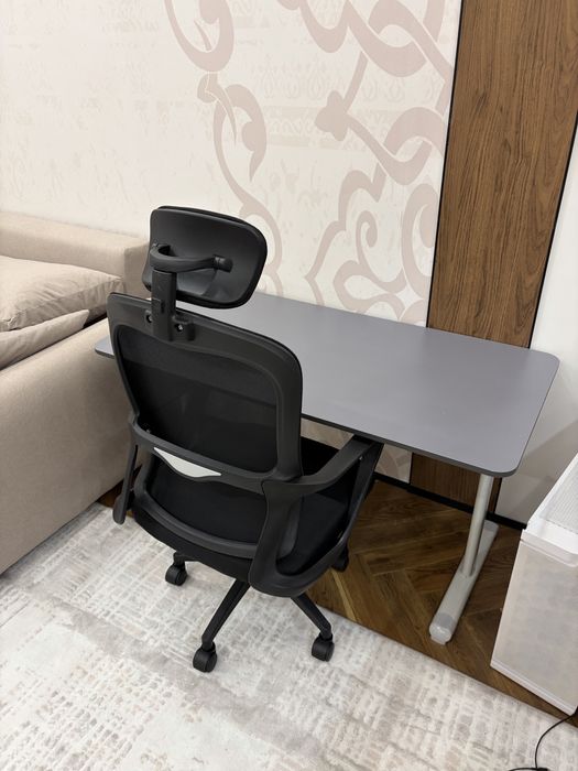 Компьютерное кресло и стол