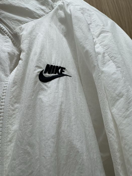 Яке-ветровка на Nike бяла