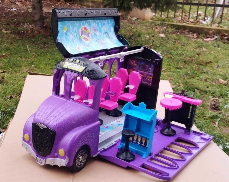 Парти-автобус с бар за кукли Монстър Хай и Барби / Monster High Bus