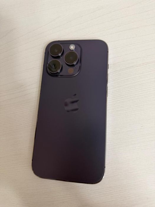 Продается Apple iPhone 14 Pro в стильном фиолетовом цвете.