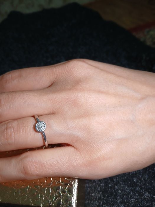 Продам колечко в белом золоте с брилиантом