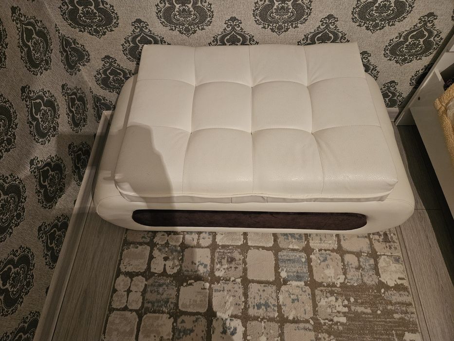Маленьки диван белый