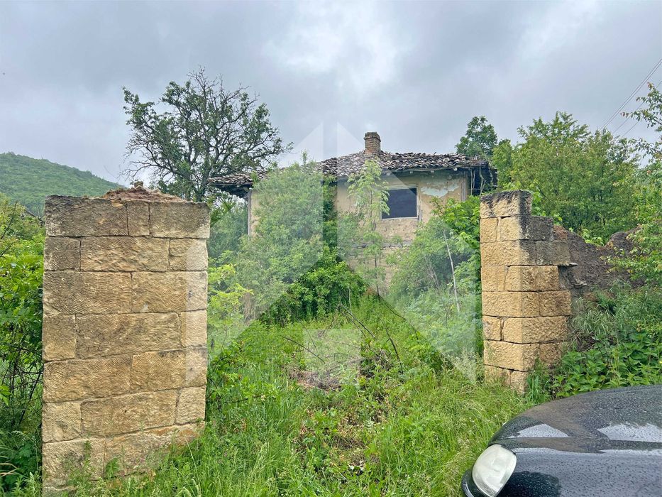 Продава дворно място, парцел 830 кв.м. със стара къща с. Войвода.