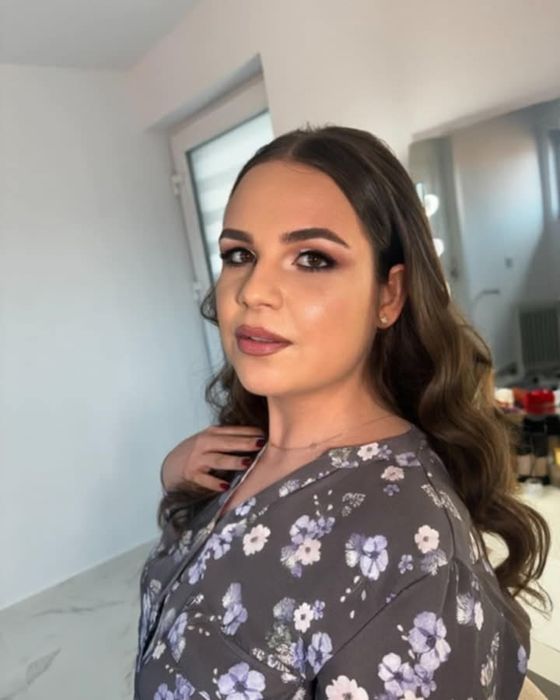Ofer servicii de make-up și hairstile