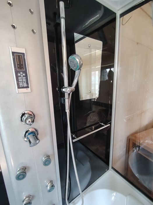 Cabină de duș cu hidromasaj și cadă