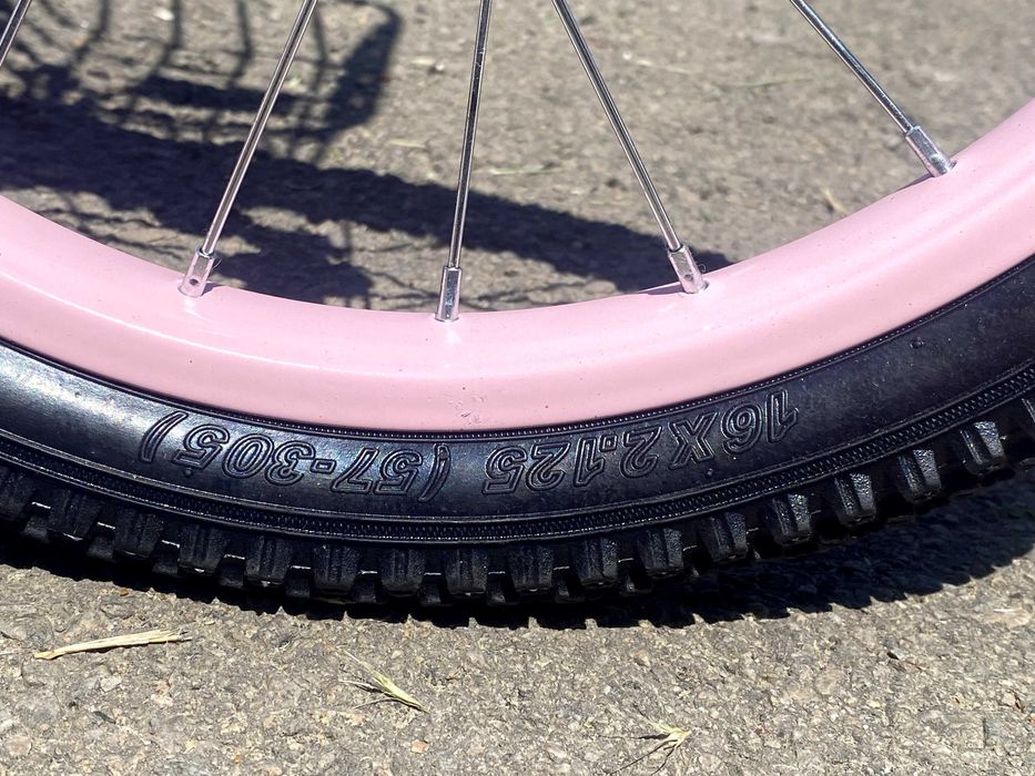 Bicicletă fetițe 4-7 ani, 16”, roți ajutătoare, coș/portbagaj metalic