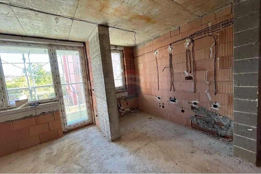 Продава се Тристаен апартамент в Шумен, Пазара - 75 кв.м за 1186 €/кв.м - Снимка #2