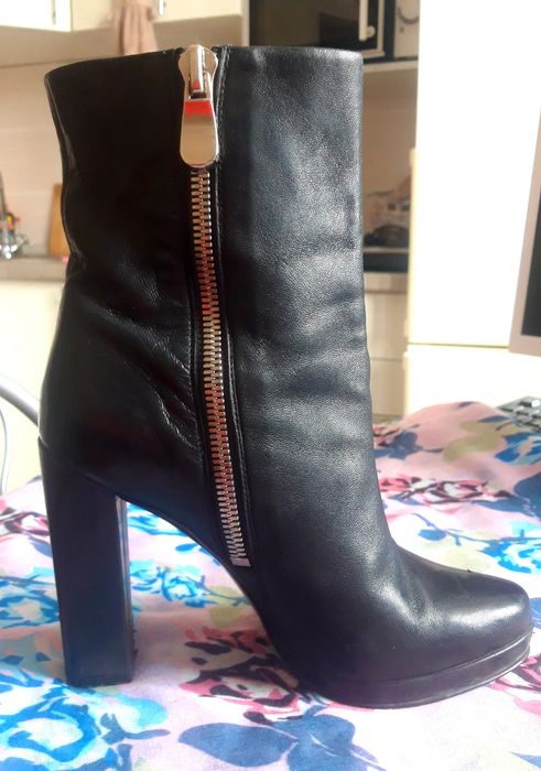 Срочно продам женские сапоги