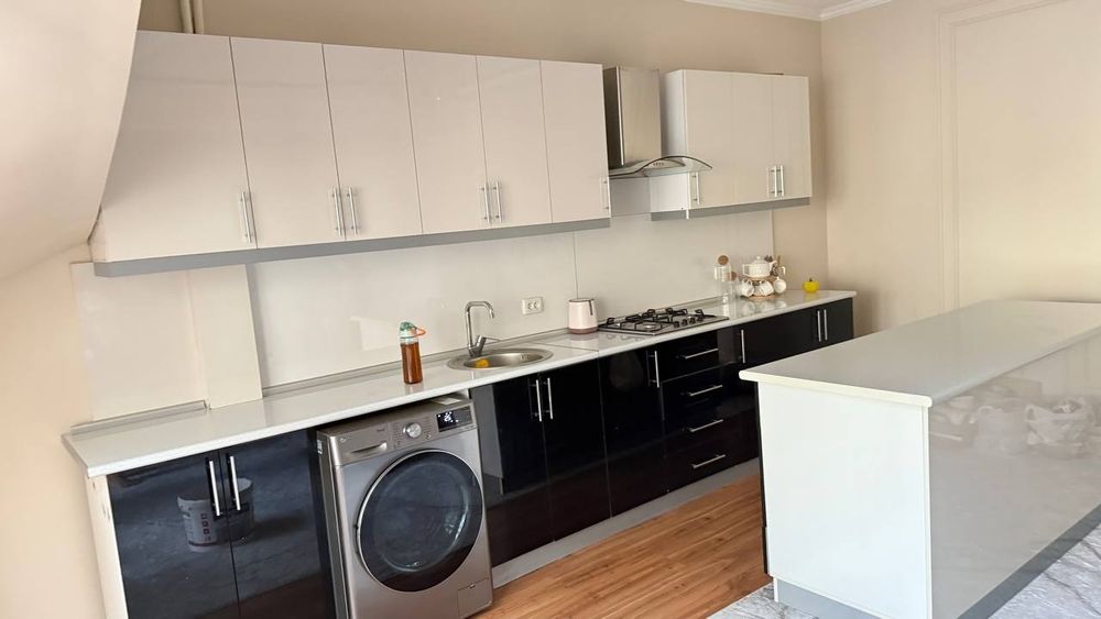 Продаю свой почти новый кухонный гарнитур островоком