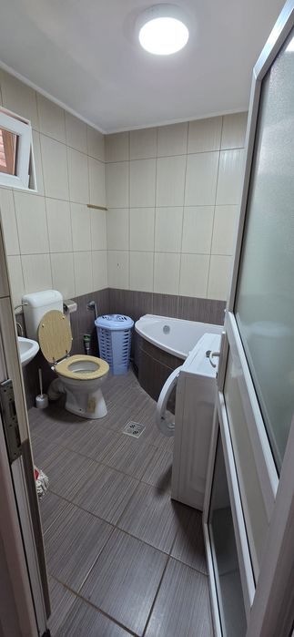 Închiriez apartament la casă zona Grădiște