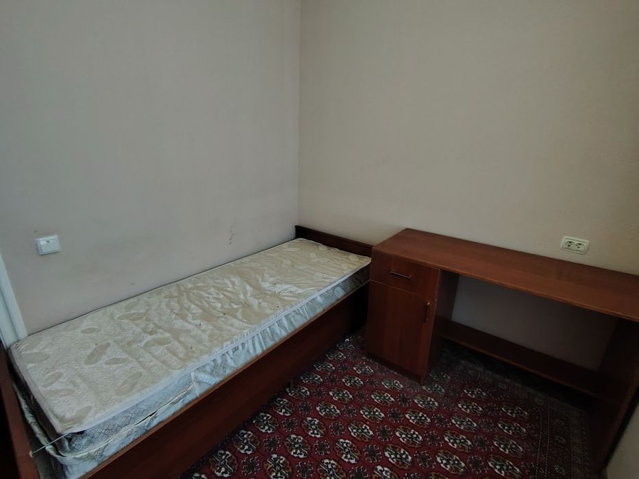 Шкаф, кровать, рабочий стол и тумбочка.