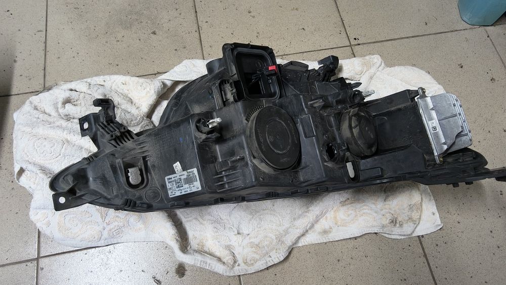 Vind faruri Megane 4 Sedan cu lupa și DRL-uri an 2019 cu folie pe ele de noi și claxon.