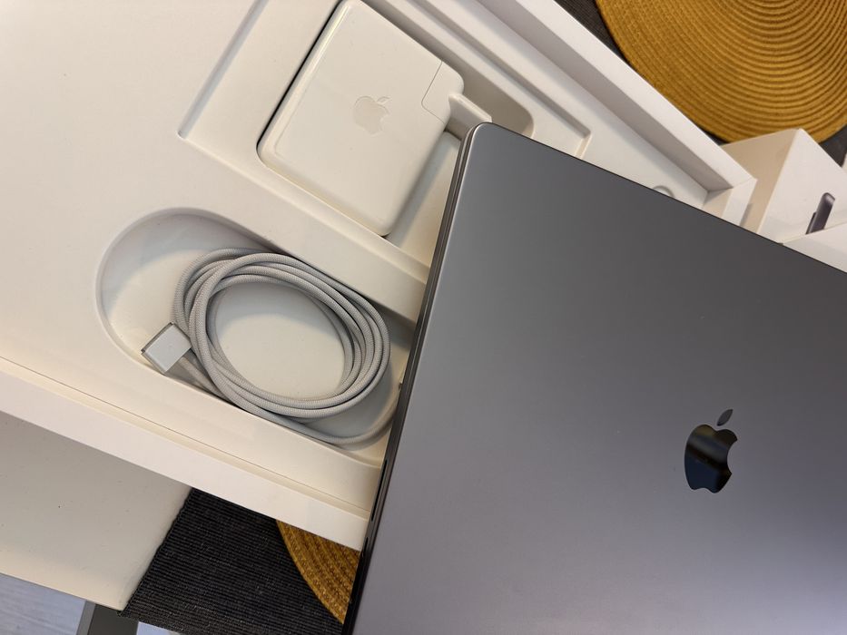 Laptop Apple MacBook Pro M1 Max 16” 2021 ca nou 20 cicluri incarcare