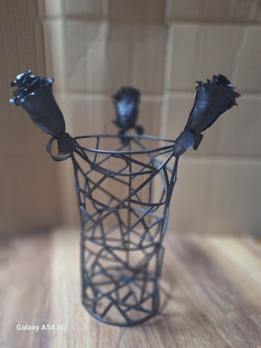 Ръчно Направена Декоративна Ваза с Рози