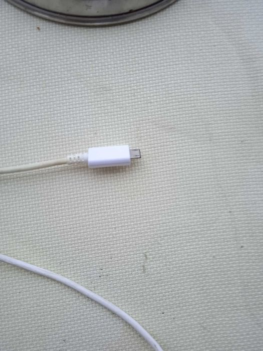 Стационарен телефон и зарядни устройства за мобилни телефони.