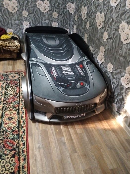 Кровать-машинка.