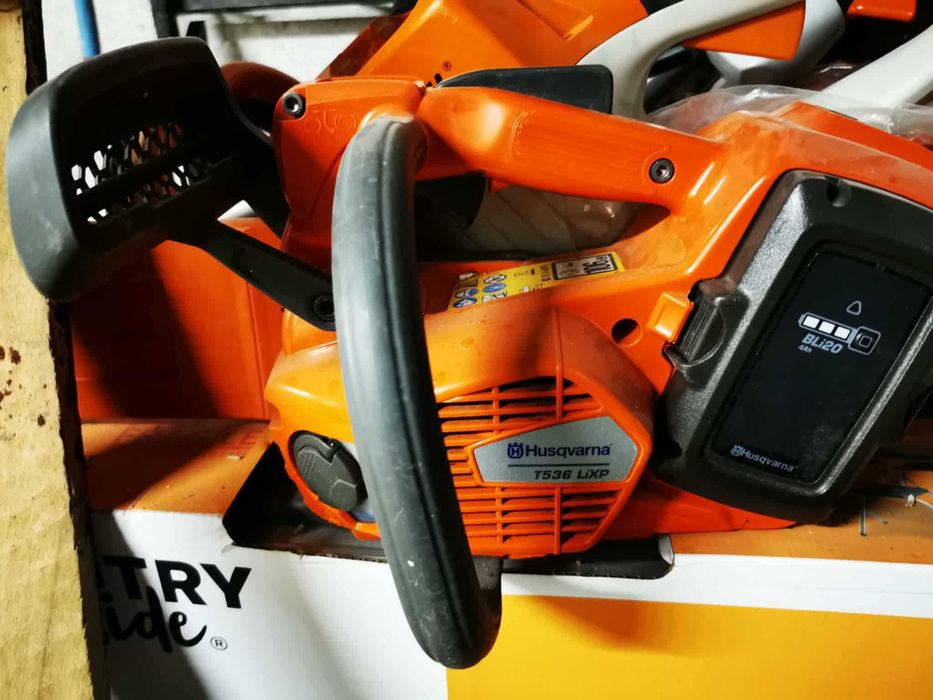 HUSQVARNA set pe acumulator cositoare drujba suflanta,impecabil !!!