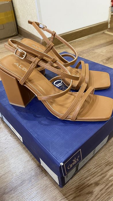 Коричневые босоножки, 38 размера