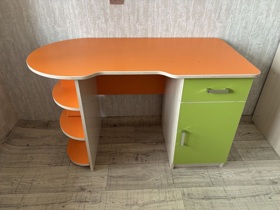 Продам стол в детскую комнату