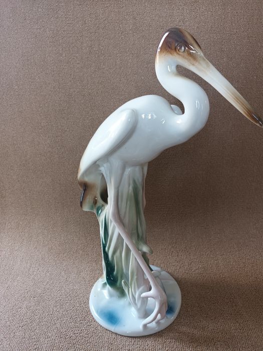 Голяма порцеланова фигура.