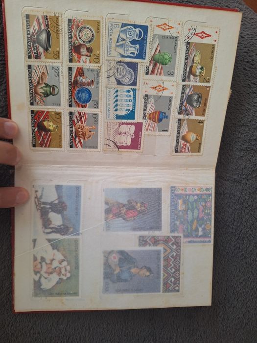 Stamp Album cu peste 30 de timbre vechi