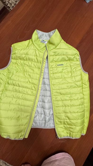 женская жилетка одели 1 раз