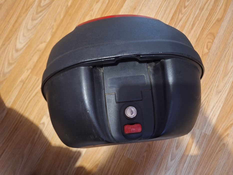 Продавам запазен куфар