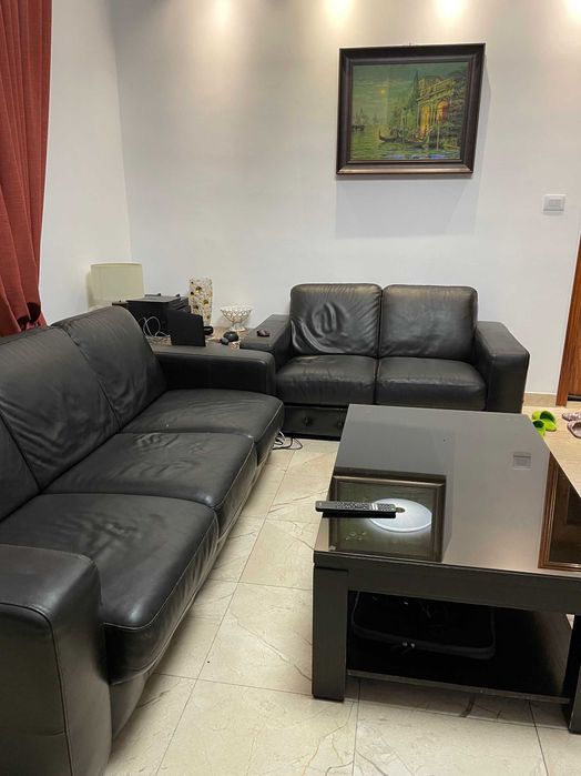 Vand set canapele piele, masa si 4 scaune