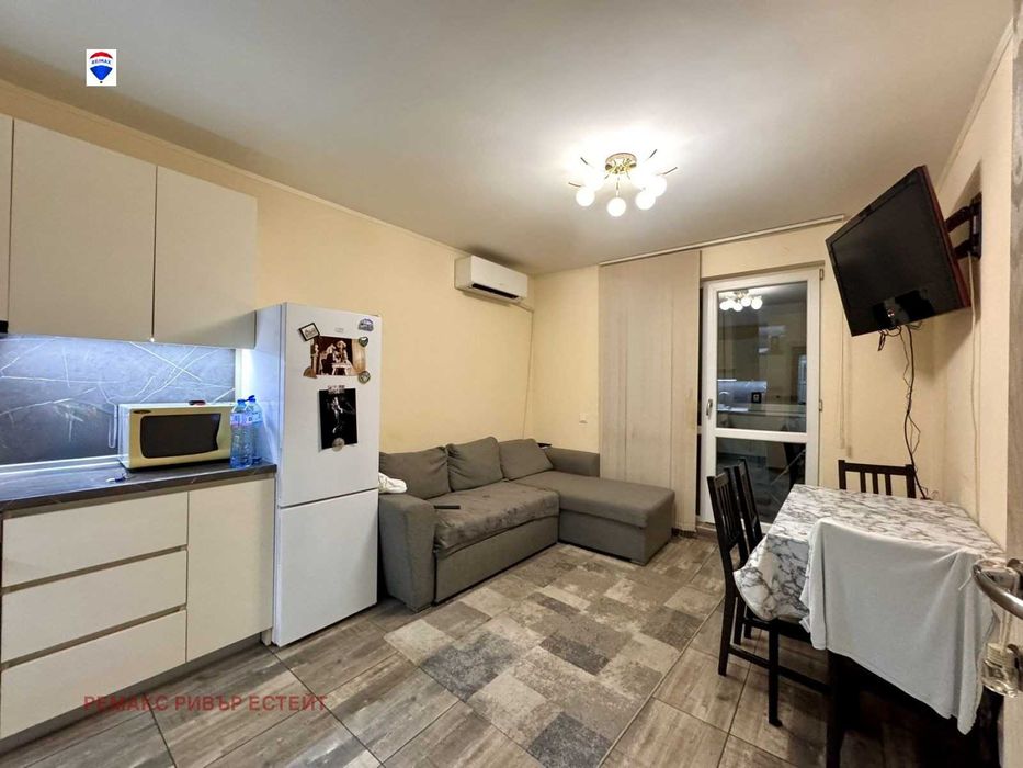 Двустаен апартамент в кв. Родина 1