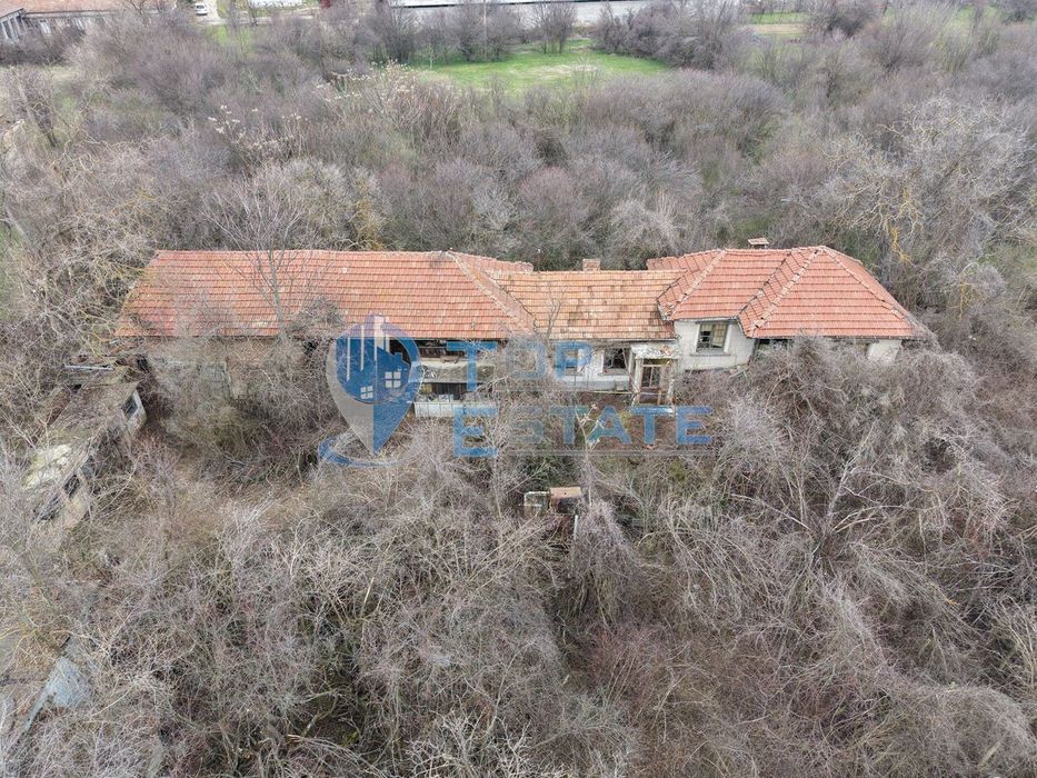 Тухлена къща с голям двор и кладенец в село Първомайци