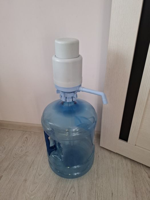 Продаю бутыль 19 литровый с помпой