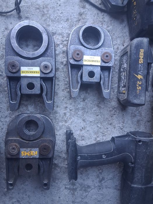 Presă sertizare Mini Rems completă cu bacuri an 2021 la 3500 lei.