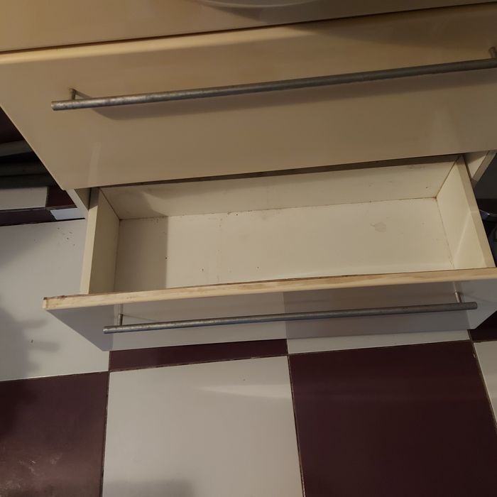 Vînd ghivetă baie cu dulăpior