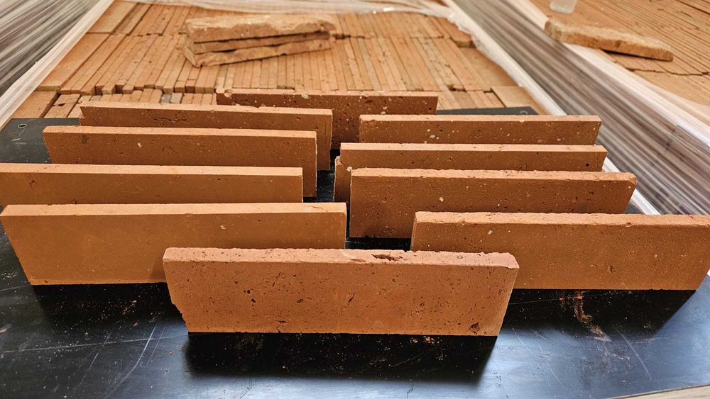 Caramidă feliată aparentă.